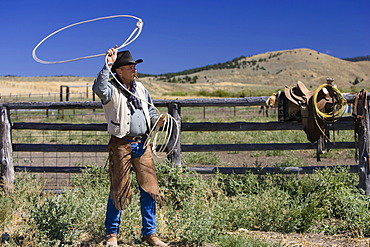 Cowboy throwing lasso wildwest, Oregon, USA