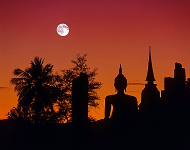 Seated Buddha at Wat Mahathat, silhouette at dusk, full moon, Sukhothai Historical Park, Sukhothai, Sukhothai Province, Northern Thailand, Thailand, Asia