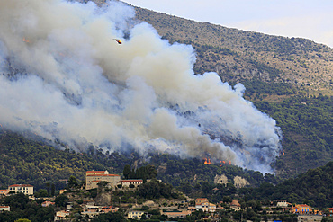 Fire extinction, firefighting aircraft Dash 8 Q400 MR, French SÃ©curitÃ© Civile, dropping seawater, large-scale forest fire in Castellar, Maritime Alps, Provence-Alpes-CÃ´te d'Azur, France, Europe