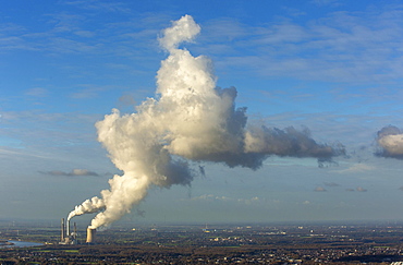 Kraftwerk Voerde coal power plant on the Rhine, emissions, smoke, smokestacks, cooling tower, Voerde, Ruhr district, North Rhine-Westphalia, Germany, Europe