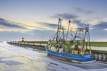 Boats in the harbour, ice on the water, Kleiner Preusse lighthouse behind, Wadden Sea, Wremen, Lower Saxony, Germany, Europe