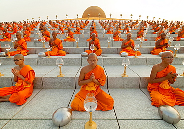 Wat Phra Dhammakaya temple on Makha Bucha Day or Magha Puja Day, Theravada Buddhists, monks sitting around the Chedi Mahadhammakaya Cetiya, Khlong Luang District, Pathum Thani, Bangkok, Thailand, Asia *** IMPORTANT: Wat Phra Dhammakaya temple on Makha Bucha Day or Magha Puja Day, Theravada Buddhists, monks sitting around the Chedi Mahadhammakaya Cetiya, Khlong Luang District, Pathum Thani, Bangkok, Thailand ***