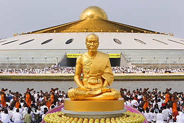 Golden statue of Phramonkolthepmuni, Luang Pu Watpaknam, Wat Phra Dhammakaya Temple, Khlong Luang District, Pathum Thani, Bangkok, Thailand, Asia