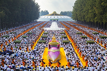 Thudong or Dhutanga, ceremony of the Dhammakaya Foundation in front of the Phra Mongkol Thepmuni Memorial Hall, golden dome of the Phramonkolthepmuni meditation hall, Wat Phra Dhammakaya, Khlong Luang District, Pathum Thani, Bangkok, Thailand, Asia