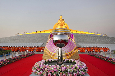 Wat Phra Dhammakaya temple, Golden statue of Phra Mongkol Thepmuni in front of the Chedi Mahadhammakaya Cetiya, Phramongkolthepmuni, Khlong Luang District, Pathum Thani, Bangkok, Thailand, Asia