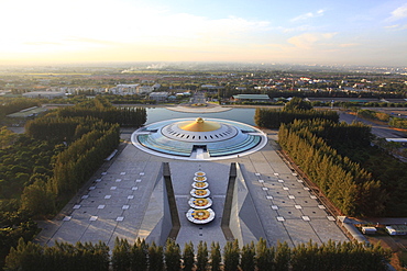 Phra Mongkol Thepmuni Memorial Hall, golden dome of the Phramonkolthepmuni meditation hall, Khlong Luang District, Pathum Thani, Bangkok, Thailand, Asia