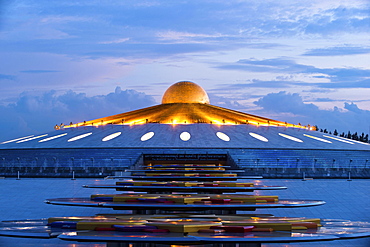 Phra Mongkol Thepmuni Memorial Hall, Golden dome of Phramonkolthepmuni meditation hall, spaceship, UFO, Khlong Luang District, Pathum Thani, Bangkok, Thailand, Asia