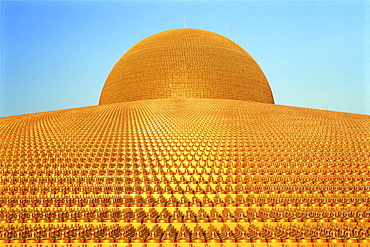 Buddhist temple Wat Phra Dhammakaya with golden Dhammakaya Buddha statues on the Chedi, Mahadhammakaya Cetiya, Khlong Luang District, Pathum Thani, Bangkok, Thailand, Asia