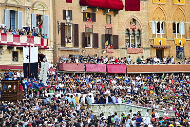 Crowds at the historic horse race Palio di Siena, Piazza del Campo, Siena, Tuscany, Italy, Europe