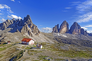 Dreizinnenhutte and chapel with view of the Paternkofel and the Three Peaks, National Park Dolomiti di Sesto, Dolomites of Sesto, Alta Pusteria, South Tyrol, Italy, Europe