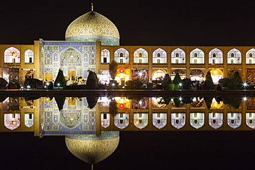 Masjed-e Sheikh Lotfollah or Sheikh Lotfollah Mosque at night, Naqsh-e Jahan or Imam Square, Esfahan, Iran, Asia