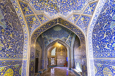 Inside Masjed-e Sheikh Lotfollah or Sheikh Lotfollah Mosque, Naqsh-e Jahan or Imam Square, Esfahan, Iran, Asia