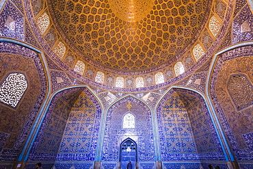 Inside Masjed-e Sheikh Lotfollah or Sheikh Lotfollah Mosque, Naqsh-e Jahan or Imam Square, Esfahan, Iran, Asia