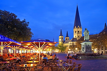 Munsterplatz with outdoor gastronomy, Beethoven Memorial and Bonn Cathedral in the evening, Bonn, North Rhine-Westphalia, Germany, Europe