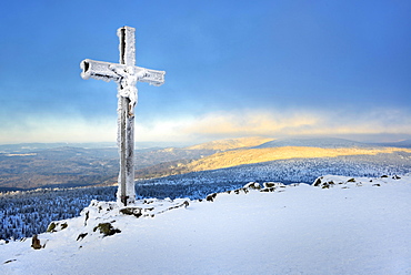 Morning atmosphere on the Lusen mountain in winter, icy summit cross, Bavarian Forest National Park, Bavaria, Germany, Europe