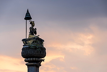 King's Statue Pillar at sunset, Durbar Square, Bhaktapur, Bhaktapur District, Nepal, Asia