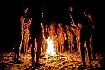 Bushmen of the Ju/' Hoansi-San stand by the campfire, village //Xa/oba, near Tsumkwe, Otjozondjupa region, Namibia, Africa