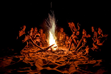 Bushmen of the Ju/' Hoansi-San sitting at the campfire, village //Xa/oba, near Tsumkwe, Otjozondjupa region, Namibia, Africa