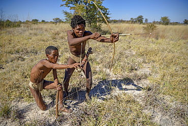 Bushmen of the Ju/' Hoansi-San on traditional hunting with bow and arrow, village //Xa/oba, near Tsumkwe, Otjozondjupa region, Namibia, Africa