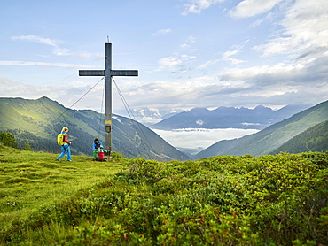 Hikers at summit cross, Kemater Alm, Kalkkögel, Tyrol, Austria, Europe