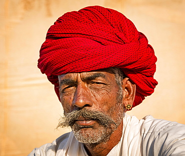 Rajasthani man with an red turban, Pushkar, Rajasthan, India, Asia