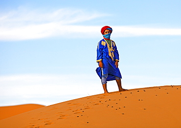 Bedouin on a dune, Erg Chebbi, Draa-Tafilalet province, Morocco, Africa