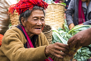 Smiling woman, saleswoman from Pao hilltribe or mountain people, market, Kalaw, Shan State, Myanmar, Burma, Asia