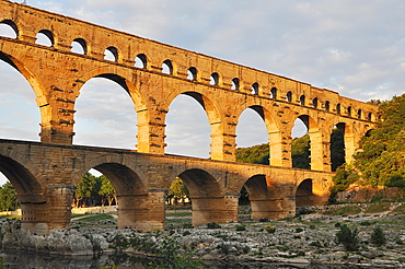 Roman aqueduct Pont du Gard over the Gardon in the evening, Remoulins, Provence, Southern France, France, Europe