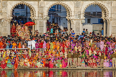 Mewar Festival, a festival women in celebration of Lord Shiva and his wife Parvati at Gangaur Ghat on the banks of Lake Pichola, Udaipur, Rajasthan, India, Asia