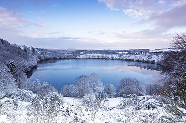 Weinfelder Maar, also Totenmaar, maar lake in winter, Schalkenmehren, Daun, Volcanic Eifel, Rhineland-Palatinate, Germany, Europe