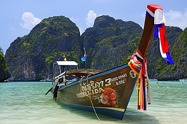 Traditional longtail boat, Maja Beach, Phi Phi Island, Thailand, Asia