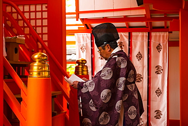 Man praying, Fushimi Inari-taisha shrine, Kyoto, Japan, Asia