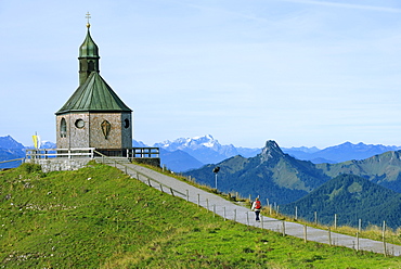 Heilige Kreuzerhohung chapel, the mountains Leonhardstein, Wetterstein and Zugspitze at the back, Wallberg mountain, Tegernsee Mountains, Upper Bavaria, Bavaria, Germany, Europe