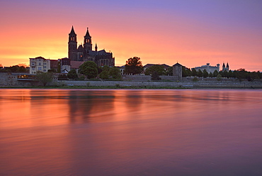 View over river Elbe to Magdeburg Cathedral, city view at sunset, Magdeburg, Saxony-Anhalt, Germany, Europe