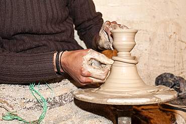 Pottery wheel, ceramics, manufacture of pottery, Guellala, Djerba, Tunisia, Africa