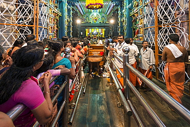 Pilgrims queuing for Puja during the Pongala festival, Attukal Devi Temple, Thiruvananthapuram, Kerala, India, Asia