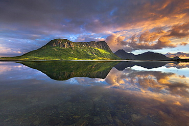 Evening light at Vagspollen with Offersoykammen Mountain, near Valberget, Vestvagoya, Lofoten, Nordland, Norway, Europe