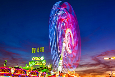 Ride Chaos Pendulum in motion at night, Oktoberfest, Theresienwiese, Munich, Upper Bavaria, Bavaria, Germany, Europe