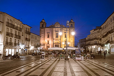 Praca do Giraldo at twilight, Evora, Unesco World Heritage Site, Alentejo, Portugal, Europe