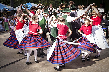 Forest festival of FC Real Kreuth at Leonhardstoana Hof, children of a traditional costume and Plattler group performing, Kreuth, Upper Bavaria, Bavaria, Germany, Europe