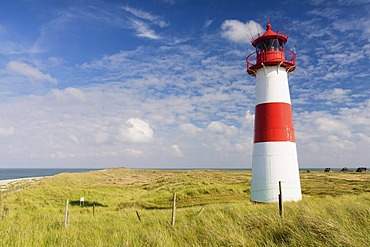 Red and white striped lighthouse of List Ost on the Sylt peninsula of Ellenbogen with the sea on the horizon, List, Sylt, North Frisia, Schleswig-Holstein, Germany, Europe