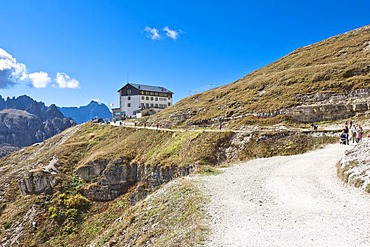 Auronzo Refuge, Three Peaks hiking trail, Alta Pusteria, Dolomites of Sesto, Italy, Europe