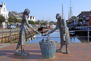 Old Port with the bronze sculpture Toerfwieven, depicting two female peat workers in Weener, East Frisia, Lower Saxony, Germany, Europe