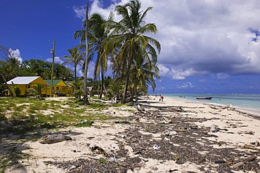 Polluted beach with tourist cabins, Little Corn Island, Caribbean Sea, Nicaragua, Central America, America