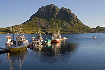 Boats in SkÃ‚rvÃ‚gen in front of a mountain on the island of Langoya, Langoya, part of the VesterÃ‚len, Vesteralen archipelago, Nordland, Norway, Europe