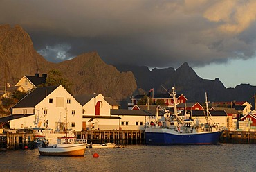 The harbor of Hamnoy, mountains at back, Hamnoy, island of Moskenesoy, Moskenesoy, Lofoten archipelago, Nordland, Norway, Europe