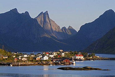 Small village of Reine, mountains at back, island of Moskenesoy, Moskenesoy, Lofoten archipelago, Nordland, Norway, Europe