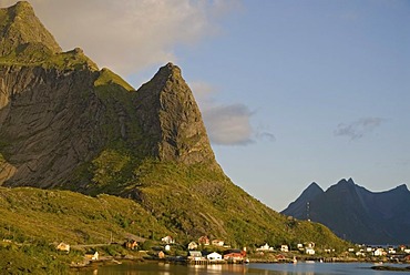 The mountain Reinebringen and the houses of Reine at the coast of the Norwegian Sea, island of Moskenesoy, Moskenesoy, Lofoten archipelago, Nordland, Norway, Europe