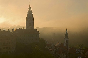 &eskË, Cesky Krumlov with the towers of the castle on the left and of St. Jost church on the right, in thick morning fog, Jiho&eskË, Jihocesky kraj, South Bohemia, Czech Republic, Europe