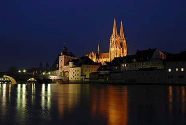 The floodlit towers of the cathedral as seen across the Danube river, at night, Regensburg, Upper Palatinate, Bavaria, Germany, Europe